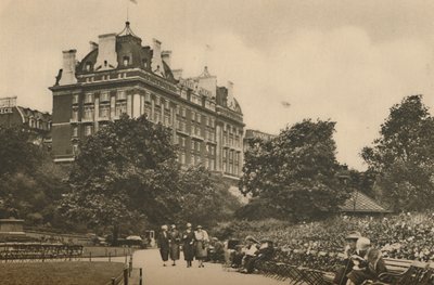 Villiers Streetin osa Victoria Gardenista ja näkymä Cecil-hotellista, vuodelta 1935. tekijältä Donald McLeish