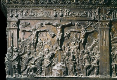 Jeesuksen Kristuksen kanssa ristiinnaulitun hyvän varkaan (Dismas) ja pahan varkaan (Gesmas) kuva. Vasemmanpuoleisen saarnatuolin matalareliefi, n. 1460. tekijältä Donatello