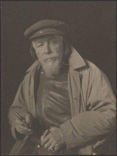[Parrakas mies, jolla on lippis ja piippu (luultavasti vanha merikapteeni)] tekijältä Doris Ulmann