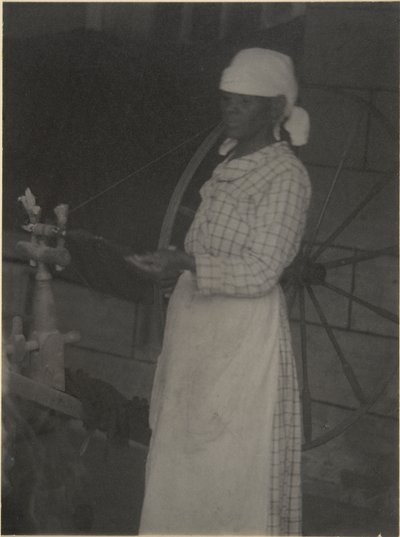 Nainen Spinning Wheelissä tekijältä Doris Ulmann