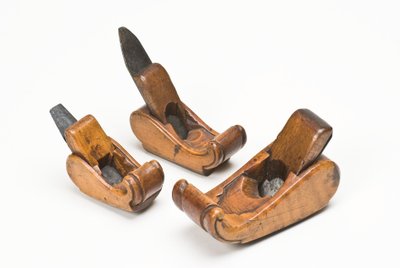 Kolme viulunvalmistajan konetta, 1700-luvun loppu (puksipuu) tekijältä Dutch School