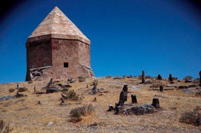 Anonyymi mausolee vanhalla hautausmaalla tekijältä Dynasty Seljuq