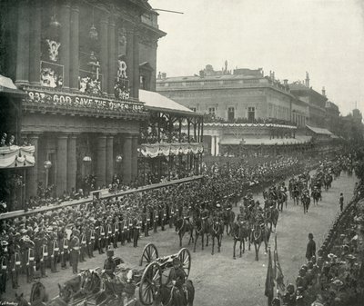 Kuninkaallinen kulkue: Aides-De-Camp ohittaa United Service Clubin, n. 1897 tekijältä E. and S. Woodbury