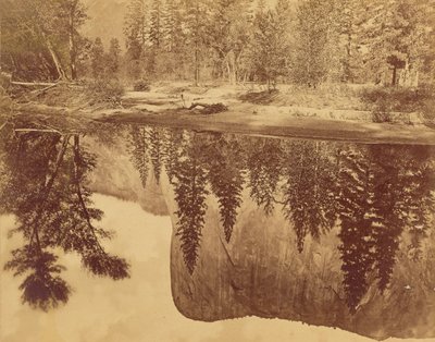 Tutokanula.  Yosemiten laakso.  (Suuri päällikkö) - "El Capitan" - Heijastuu Merced-jokeen. tekijältä Eadweard J. Muybridge
