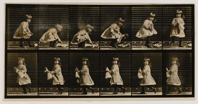 Lapsi nostamassa nukkea, kääntymässä ja kävelemässä pois, kirjasta Eläinten liikkuminen. tekijältä Eadweard Muybridge