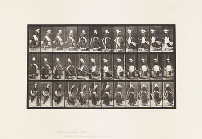 Levy 107. Kääntyminen portaiden nousuun, vesiämpäri ja luuta käsissä tekijältä Eadweard Muybridge