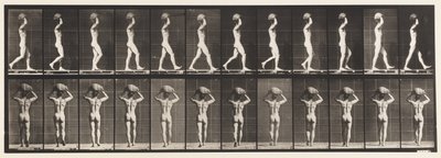 Levy 27. Kävely, 70 lb:n kivi kantaminen päässä, kädet kohotettuina tekijältä Eadweard Muybridge