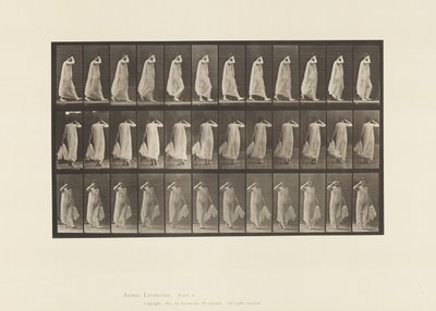 Kilpi 37. Kävely, vasemmalla kädellä pitävä mekko, oikea käsi kasvoilla, 1872-1885 tekijältä Eadweard Muybridge