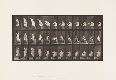 Lauta 423. WC; Saappaiden jalkaan pukeminen ja tuolista nousu tekijältä Eadweard Muybridge