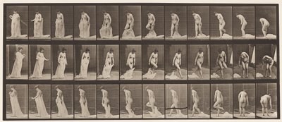 Lauta 430. WC; Vaatteiden riisuminen, 1872-1885 tekijältä Eadweard Muybridge
