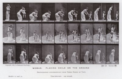 Ihmishahmo liikkeessä: Nainen, laittaa lapsen maahan (m/w kuva) tekijältä Eadweard Muybridge
