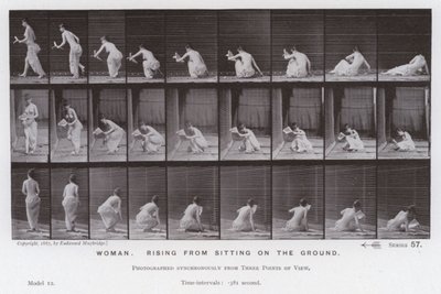 Ihmishahmo liikkeessä: Nainen nousemassa istumasta maahan (m/w kuva) tekijältä Eadweard Muybridge