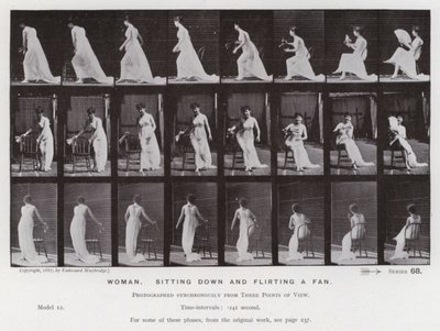 Ihmishahmo liikkeessä: Nainen istumassa ja flirttailemassa tuulettimelle (m/w kuva) tekijältä Eadweard Muybridge