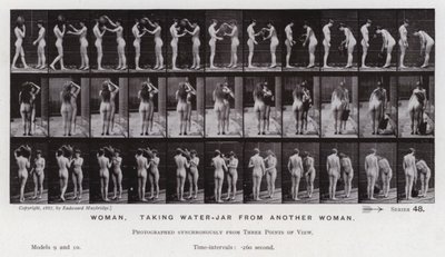 Ihmishahmo liikkeessä: Nainen ottaa vesipurkin toiselta naiselta (m/w kuva) tekijältä Eadweard Muybridge