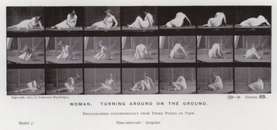 Ihmishahmo liikkeessä: Nainen, kääntyy maassa (m/w kuva) tekijältä Eadweard Muybridge