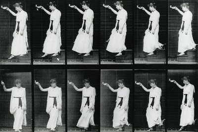 Nainen. Portaita laskeutumassa, 1887, kuvitus Eadweard Muybridgen teoksesta "The Human Figure in Motion", painos julkaistu 1904. tekijältä Eadweard Muybridge