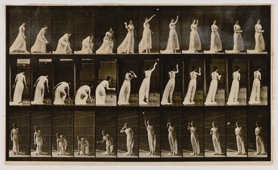 Nainen poimii pallon ja heittää sitä, kirjasta Animal Locomotion (Eläinten liikkuminen). tekijältä Eadweard Muybridge
