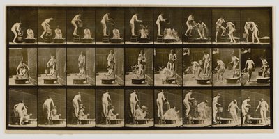 Nainen kaataa vettä toisen naisen pään päälle, kirjasta Animal Locomotion (Eläinten liikkuminen). tekijältä Eadweard Muybridge