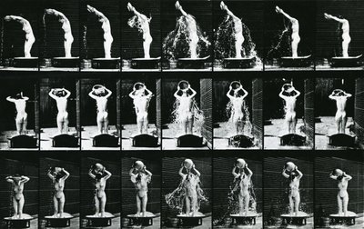 Nainen kaatamassa vettä päänsä päälle, kuvitus teoksesta "The Human Figure in Motion", vuoden 1904 painos tekijältä Eadweard Muybridge