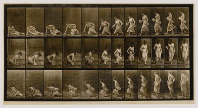 Nainen istuu maassa, kirjasta Animal Locomotion (Eläinten liikkuminen). tekijältä Eadweard Muybridge