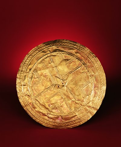 Mahdollisesti rintakoruna käytetty levy Tedavnetistä, Monaghanin kreivikunnasta, 2200-2000 eKr. (kulta) tekijältä Early Bronze Age