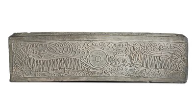 Suuri valettu harmaa hautausarkkitehtoninen elementti kahdella tiikerillä (keraaminen) tekijältä Eastern Han Dynasty Chinese School