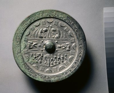 Peili, jossa on jumalia ja kuninkaita kolmessa osassa, joita ympäröivät neliön ja puoliympyrän renkaat (pronssi) tekijältä Eastern Han Dynasty Chinese School