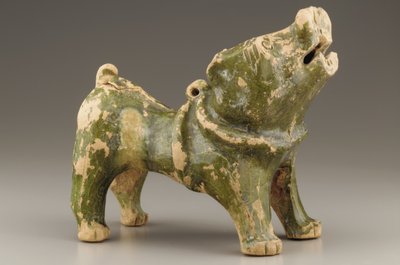 Haukkuva koiran hautahahmo, 1. vuosisadan alku - 3. vuosisadan alku (keraaminen) tekijältä Eastern Han Dynasty Chinese School