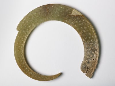 Riipus kiharavan lohikäärmeen muodossa (jade) tekijältä Eastern Zhou Dynasty Chinese School