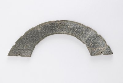 Ohut laatta leikattu ympyrän kaarella, tyyppiä huang, Changsha, Hunanin maakunta, 4.-3. vuosisadalla eKr. (jade) tekijältä Eastern Zhou Dynasty Chinese School
