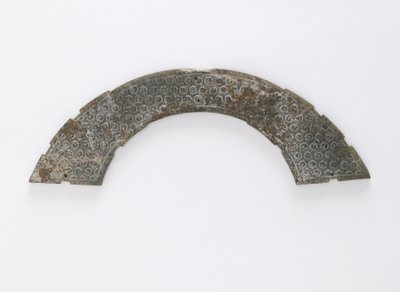 Ohut laatta leikattu ympyrän kaarella, tyyppiä huang, Changsha, Hunanin maakunta, 4.-3. vuosisadalla eKr. (jade) tekijältä Eastern Zhou Dynasty Chinese School
