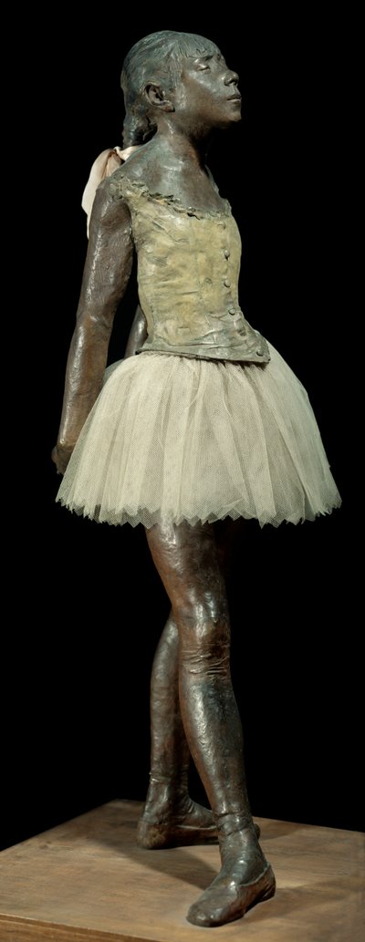 14-vuotias tai upea tanssija pukeutunut Edgar Degasin (1834-1917) veistos pronssiseen patinaan, tylliin ja vaaleanpunaiseen satiiniin puisella pohjalla tekijältä Edgar Degas