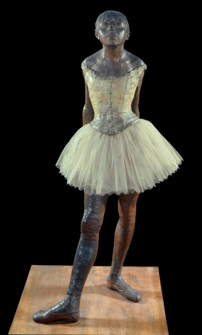14-vuotias tai pitkä tanssija pukeutunut - Edgar Degasin (1834-1917) veistos pronssista patinaa, tylliä ja vaaleanpunaista satiinia puujalustalla tekijältä Edgar Degas