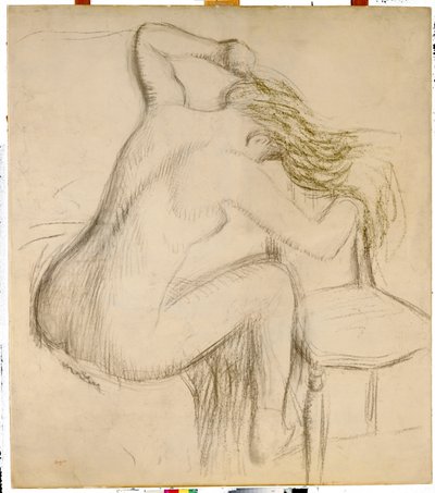 Istuva alaston nainen muotoilemassa hiuksiaan tekijältä Edgar Degas