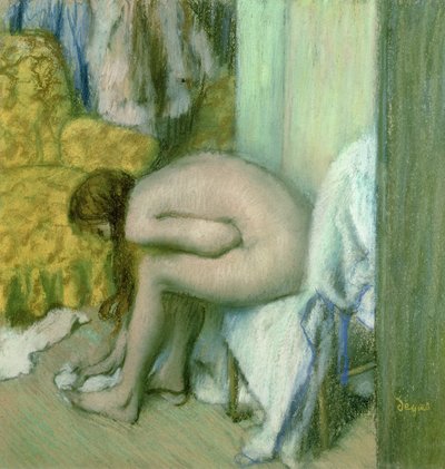Kylvyn jälkeen nainen kuivaamassa vasenta jalkaansa tekijältä Edgar Degas