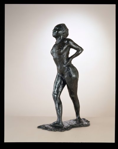 Tanssija levossa, kädet lantiolla, oikea jalka eteenpäin, c. 1881-1890 valettu 1919-1925. tekijältä Edgar Degas