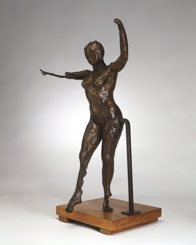 Tanssija liikkuu eteenpäin, kädet kohotettuina, oikea jalka eteenpäin, c. 1882-1895, 1919-1932. tekijältä Edgar Degas