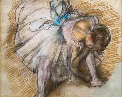 Tanssija säätelee kenkiään. 1885. Pastelli paperille. tekijältä Edgar Degas