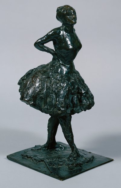 Tanssija rennossa mekossa, kädet lanteilla, oikea jalka eteenpäin, valettu n. 1919-21 tekijältä Edgar Degas
