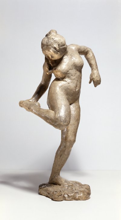 Tanssija katsoo jalkapohjaansa (kipsi) tekijältä Edgar Degas