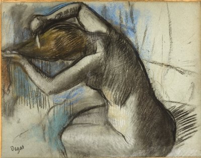 Istuva alaston nainen harjaa hiuksiaan, n. 1885 (hiili ja pastelli sinisellä paperilla) tekijältä Edgar Degas