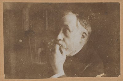 [Omakuva kirjastossa (käsi leualla)] tekijältä Edgar Degas