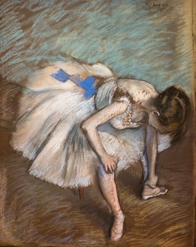 Istuva tanssija hieroen jalkaansa. 1881-1883. Pastelli ruskealla paperilla liimaa pahvia. tekijältä Edgar Degas