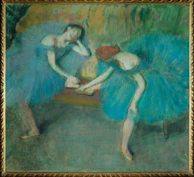 Kaksi tanssijaa lepäämässä, tai Kaksi tanssijaa blu (pastelli) tekijältä Edgar Degas