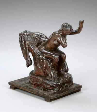 Nainen istuu nojatuolissa, pyyhkii vasenta kainaloaan, noin 1890-luku (ruskea vaha ja plastiliini) tekijältä Edgar Degas