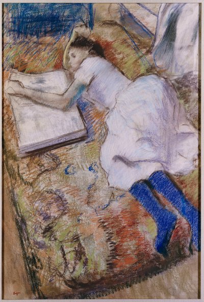 Nuori tyttö ojentuneena katsomassa albumia, n. 1889 tekijältä Edgar Degas