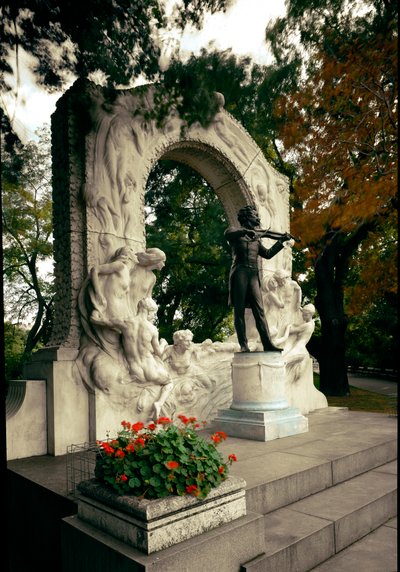 Muistomerkki itävaltalaisen säveltäjän ja kapellimestari Johann Strauss II:n (tai Johann Straussin pojan tai nuoren tai Johann Sebastian Straussin) (1825-1899) kunniaksi. Edmund von Hellmerin (1850-1935) veistos. 1921. Wien, Stadtpark, Itävalta tekijältä Edmund Ritter von Hellmer