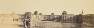 [Panoraamanäkymä Louvresta, Cour Napoléonista ja Carrouselista Tuileriesista käsin] tekijältä Édouard Baldus