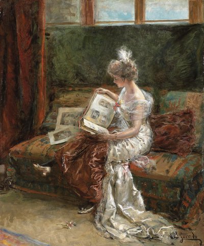Leonie Garrido katselee grafiikkaalbumia, tekijältä Eduardo Leon Garrido