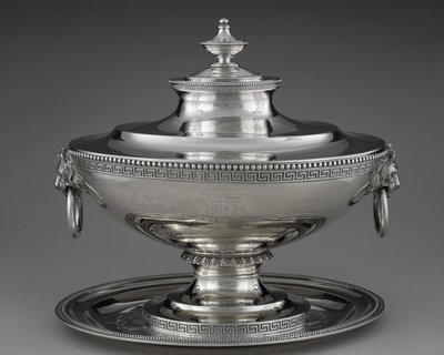 Keittotureen aluslevyllä tekijältä Edward Chandler Moore
